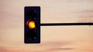 Multa per semaforo rosso anche se il giallo dura poco. Cosa ha detto la Cassazione